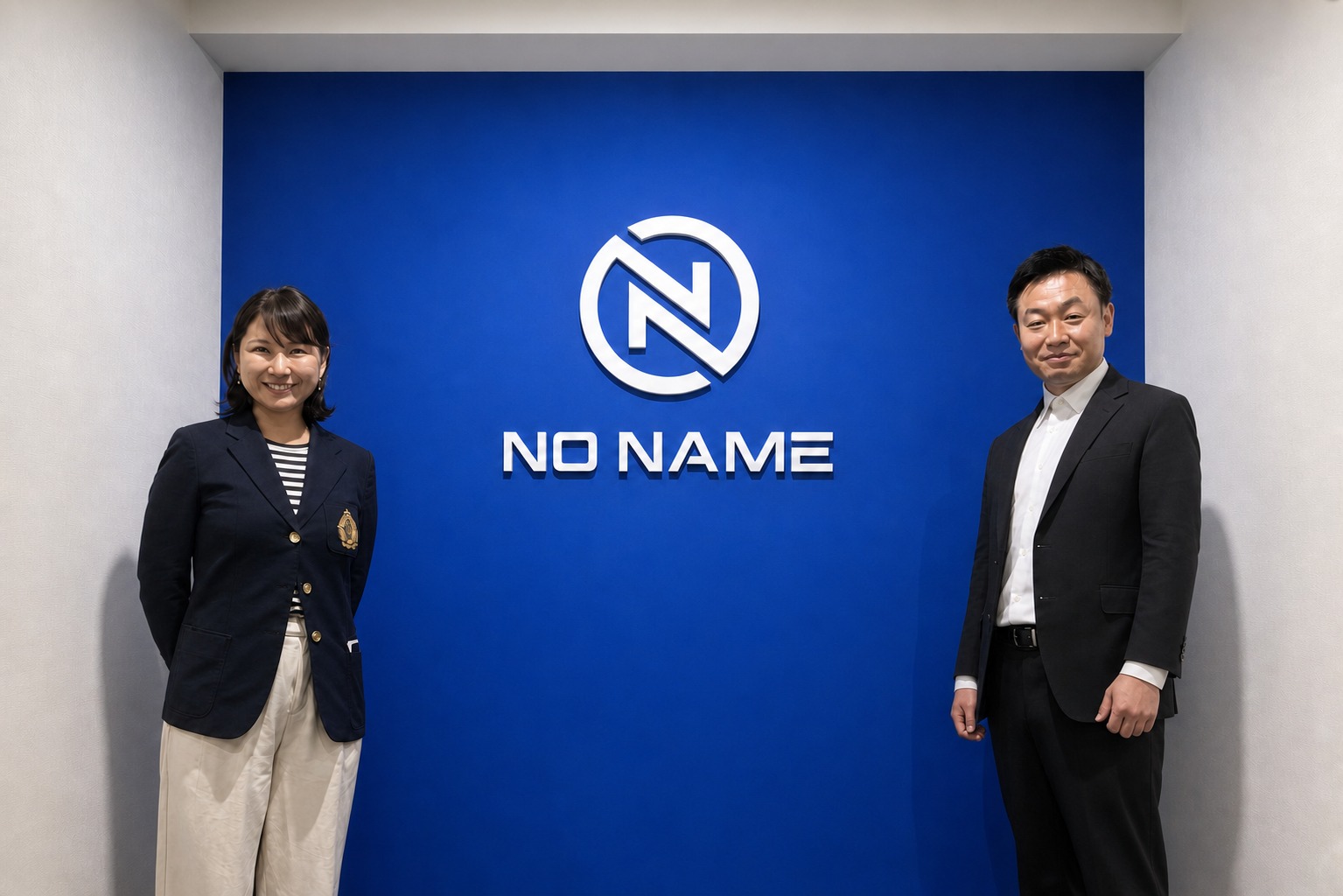 非常口マークを除去しロゴが見える横長の株式会社NO NAME記念写真